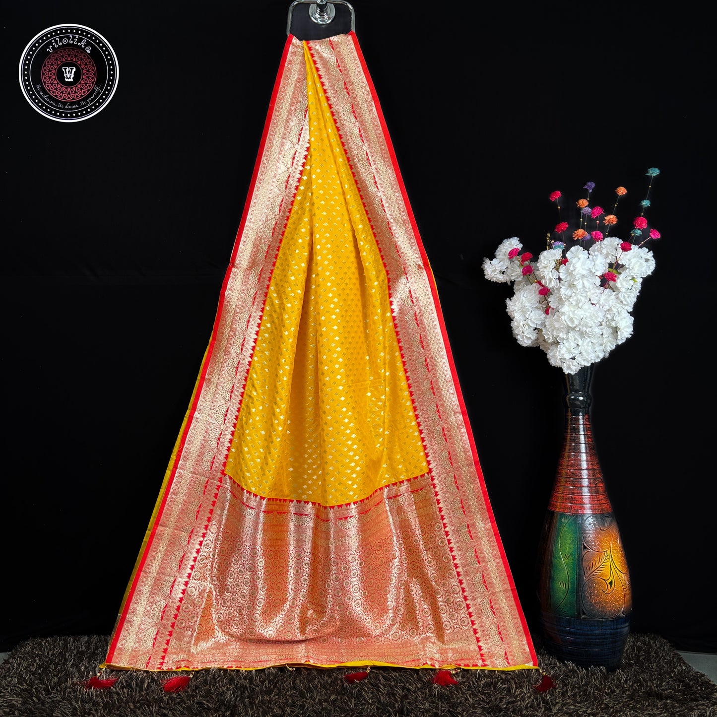 Gorgeous Benarasi saree with contrast paar and crafted with stone work